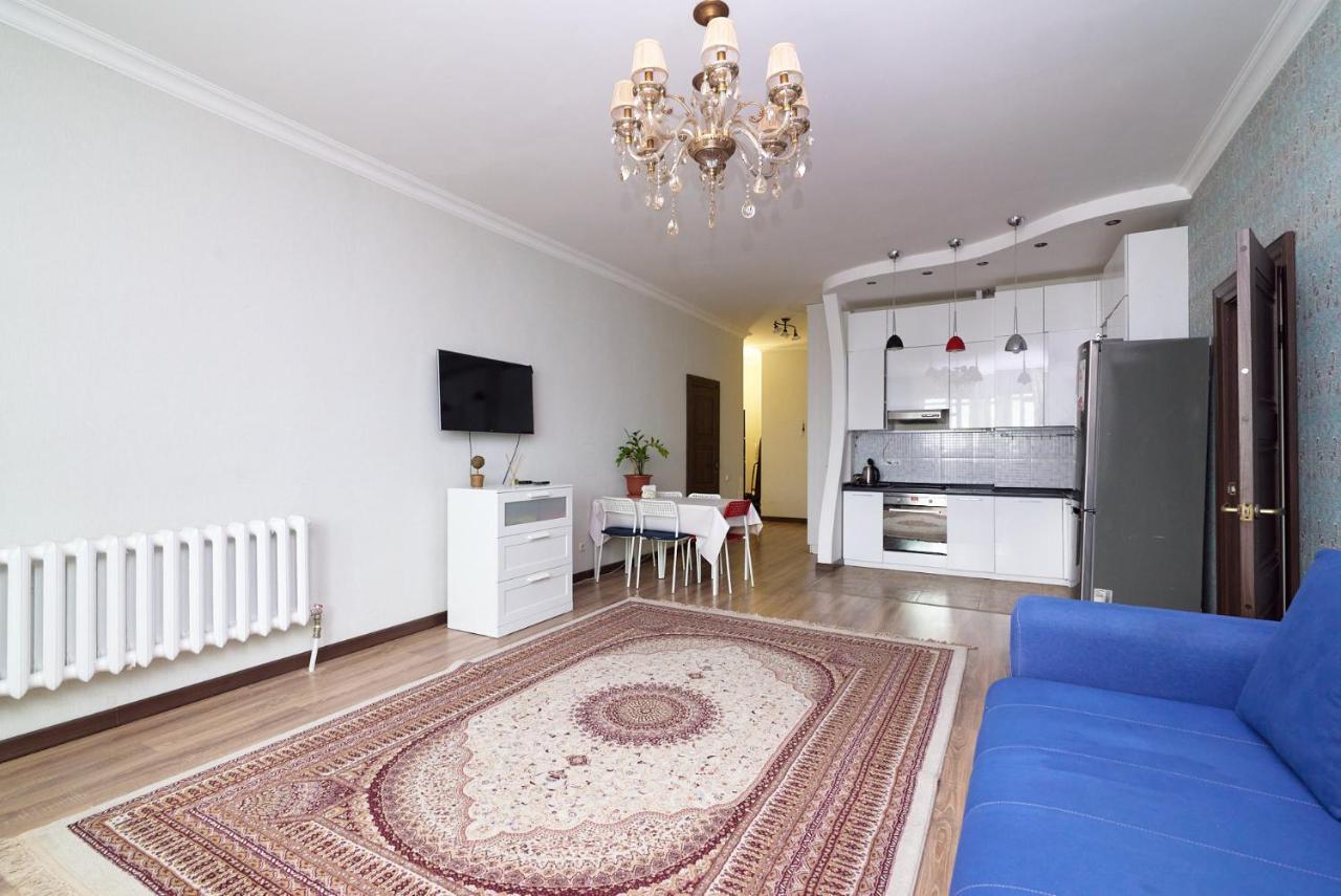 Квартира В Самом Центре Столицы Казахстана Apartment Astana Bagian luar foto